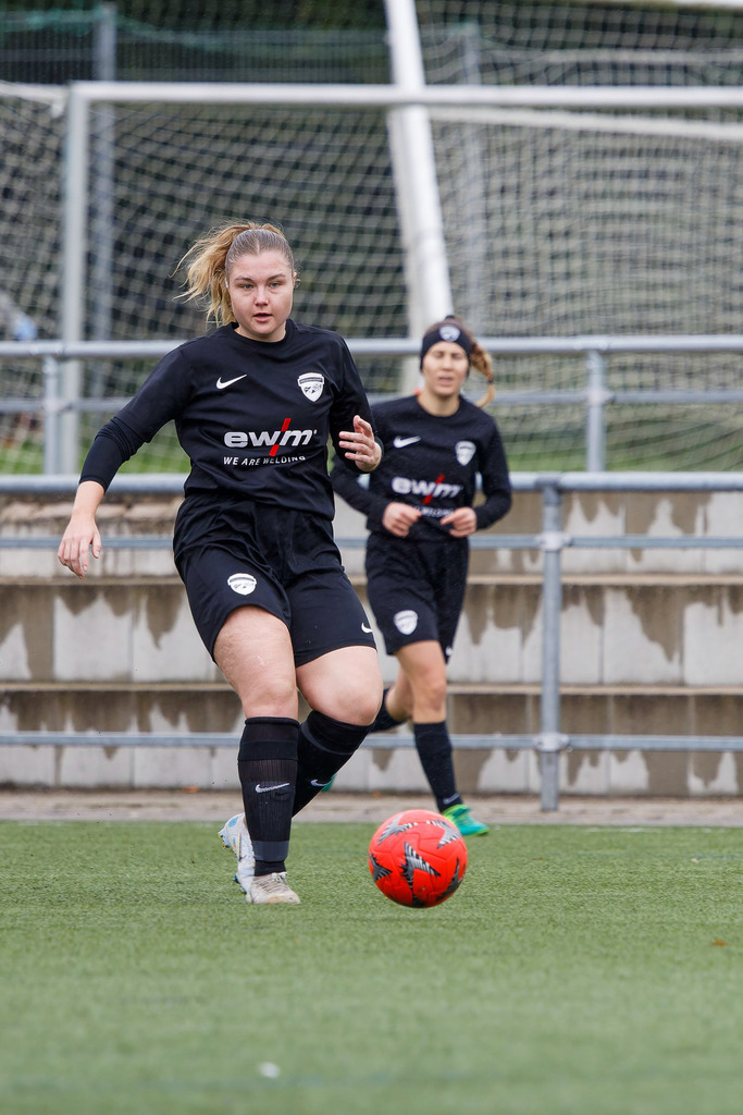 FCHHOH_251005_6720 | 1.FC Heidenheim 1846 II vs. SGM Hohenmemmingen/Sontheim, Fußball, Frauen, Bezirksliga, 2025/2026, 4. Spieltag, 05.10.2025 in Heidenheim, Kunstrasen b. Voith-Arena West(Foto: Michael Bulling) - Realisiert mit Pictrs.com