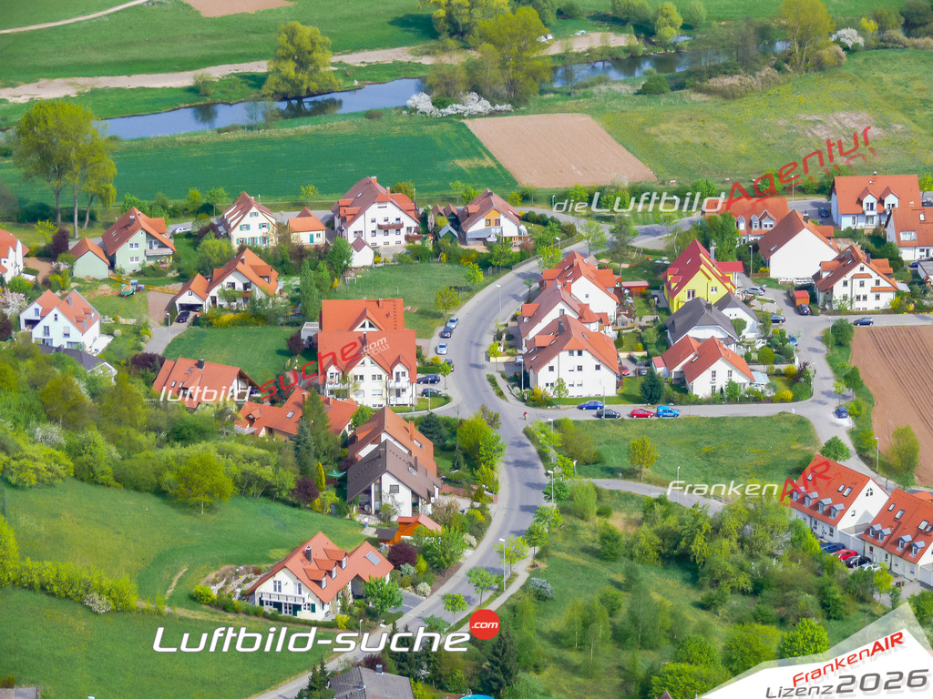 Die Luftaufnahme der Stadt Hallstadt wurde vom UL-Flugzeug heraus erstellt ( keine Drohne )- hohe Auflösung für beste Qualität