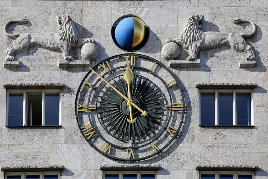 Krochhochhaus - Turmuhr | Entdecke über 20 Kategorien Leipzig-Motive: Foto-Downloads, hochwertige Poster, Leinwand- & Fine-Art-Prints. Jetzt Lieblingsfoto im Bildlexikon Leipzig Shop bestellen!