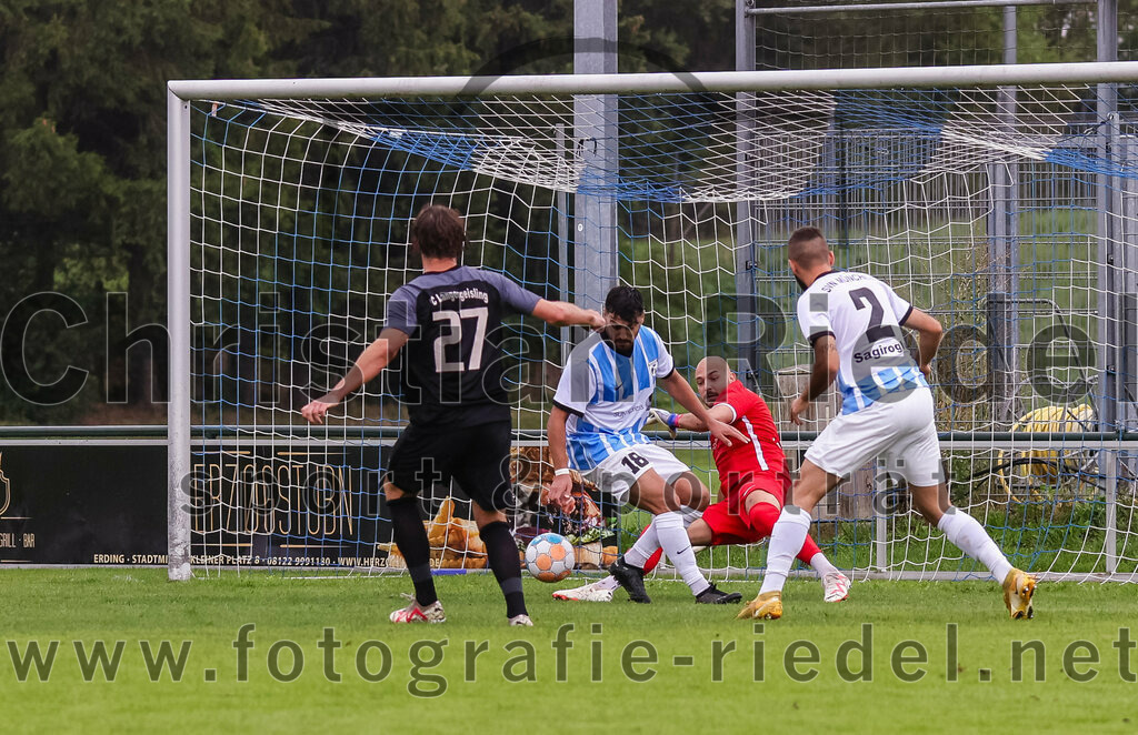 2023-08-05_116_FC_Langengeisling_gegen_SVN_Muenchen | Erding, Deutschland, 05.08.2023:
Fußball, Bezirksliga Oberbayern Ost 2023 / 2024, 2. Spieltag, FC Langengeisling gegen SVN München, Endergebnis: 1:3

Maximilian Birnbeck (FC Langengeisling, #27), Mehmet Köse (SVN München, #18), Torwart Niklas Leitermann (SVN München, #1), Baran Sagiroglu (SVN München, #2)

Foto: Christian Riedel / fotografie-riedel.net