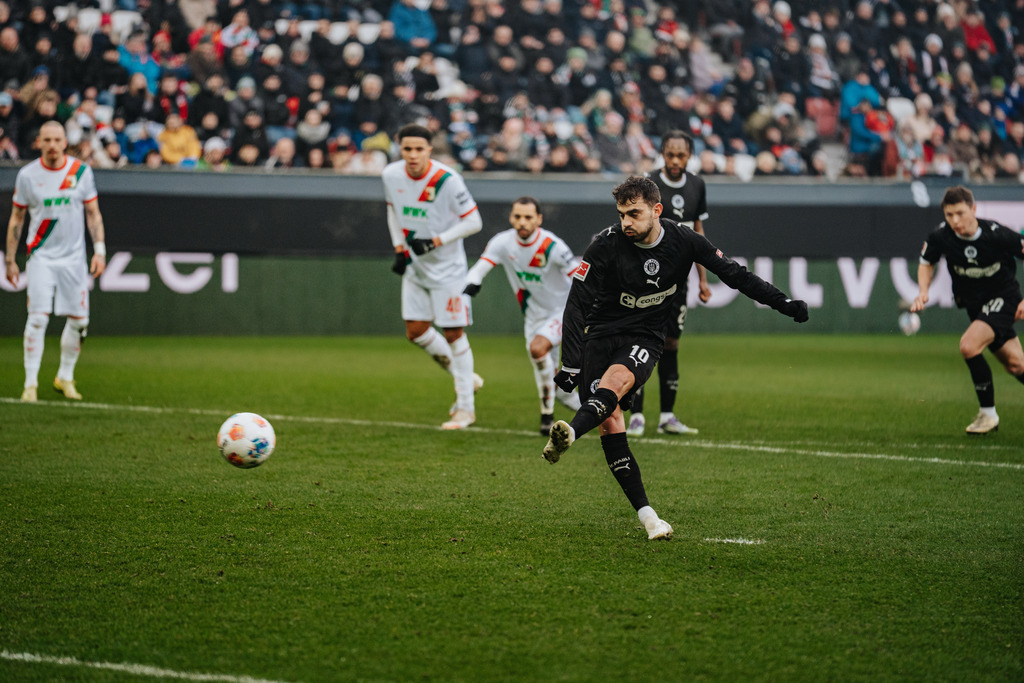 FCS01558 | Der offizielle Shop für FC St. Pauli Fotos. Wähle aus Spielszenen & Fanmomenten dein FCSP Wunschformat. Wir liefern Millerntor-Atmosphäre.