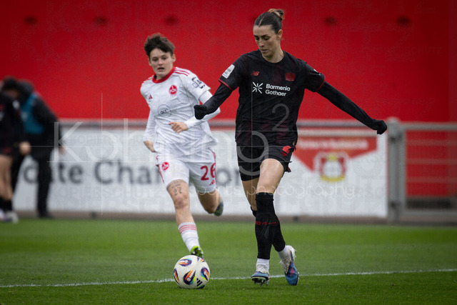 Frauen Fußball-Bundesliga; Bayer 04 Leverkusen - 1. FC Nürnberg, 31.01.2026 | Selina Ostermeier (Bayer 04 Leverkusen, 2), Aneta Palaskova (1. FC Nürnberg, 26); Bayer 04 Leverkusen - 1. FC Nürnberg an Spieltag 16 der Google Pixel Frauen-Bundesliga am 31.01.2026 im Ulrich-Haberland-Stadion in Leverkusen (Nordrhein-Westfalen). DFL REGULATIONS PROHIBIT ANY USE OF PHOTOGRAPHS AS IMAGE SEQUENCES AND/OR QUASI-VIDEO.