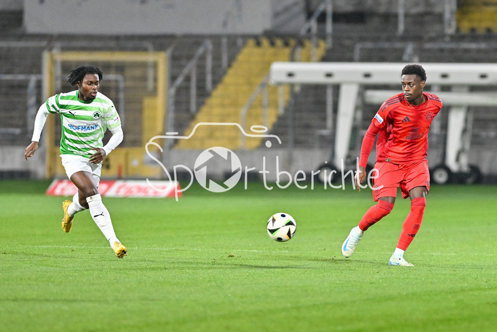 FC Bayern Amateure - SpVgg Greuther Fürth II | Im Duell Giovanni NKOWA (Spvgg #11) und Noel ASEKO NKILI (FC Bayern München II #8) / Zweikampf / Regionalliga Bayern: FC Bayern Muenchen II - SpVgg Greuther Fuerth II, Gruenwalder Stadion am am 29.10.2024
