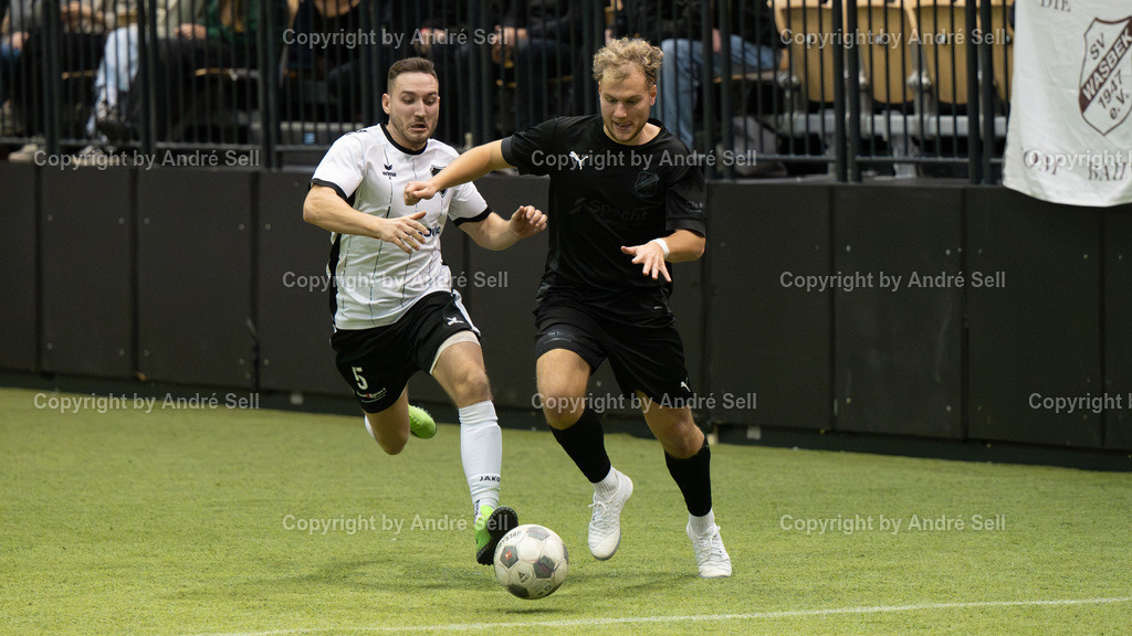 Spiel um Platz 3 - SV Wasbek vs TS Einfeld | Youri von der Mehden (Wasbek #10) / Max Schlüter (Einfeld #5)44. RS-Reifenhandel-Cup 2024/ Spiel um Platz 3 - SV Wasbek vs TS Einfeld / Holstenhalle 1 / Neumünster / 26.12.24 - Realisiert mit Pictrs.com