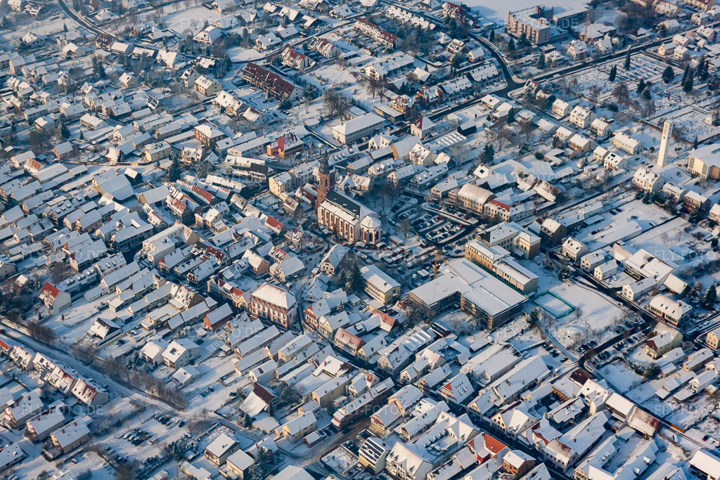 Luftbild: Christkindlmarkt am Plätzl und um die St. Georgskirche bei Schnee in Kandel im Bundesland Rheinland-Pfalz in Deutschland. Foto: IMG_35924.jpg vom 18.12.2010 durch Werner Riehm/FLY-FOTO.de