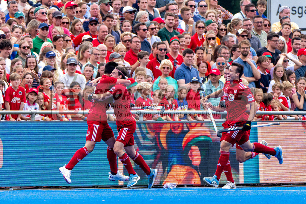 Final4_20250601-1411-HK108585 | Krefeld, Deutschland, 01.06.2025:  Feldhockey Final4 2025 – „Deutsche Feldhockey-Meisterschaften 2025“ Crefelder HTC - Rot-Weiss Köln (Finale Herren) im Gerd-Wellen-Hockeyanlage am 01.06.2025 in Krefeld, Deutschland. (Foto von Kramhöller/Fehrmann/Kaste)Krefeld, Germany, 01.06.2025: Feldhockey Final4 2025 – „Deutsche Feldhockey-Meisterschaften 2025“ Harvestehuder HTC - Düsseldorfer HC (Finale Damen) in Gerd-Wellen-Hockeyanlage at 01.06.2025 in Krefeld, Deutschland. (Foto from Kramhöller/Fehrmann/Kaste)