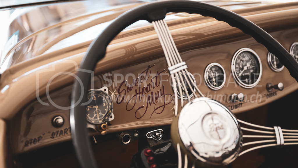 19. Arosa ClassicCar 2023 - 3. September 2023 | 19. Arosa ClassicCar 2023
Arosa, Schweiz
Cockpit des Fords Model A Roadster, Jahrgang 1929, von Humbel Markus aus Zürich(Startnummer 243).
@arosaclassiccar, @arosa.official, #arosaclassiccar, #arosa, #76curves, #classiccar
Bild: Sportfotografie Markus Aeschimann | www.markus-aeschimann.ch - Realisiert mit Pictrs.com