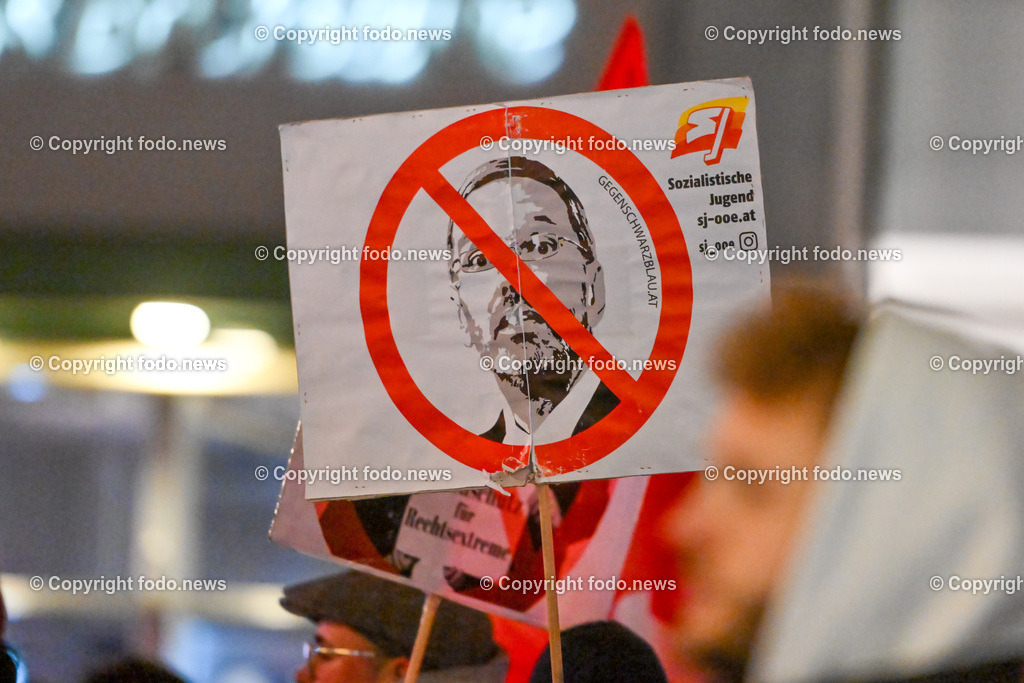 Demonstration Linz gegen rechts_ gegen Burschenbundball_ 04.02.2023-22 | 04.02.2023, Linz, AUT, DemonstrationLinz gegen rechts, gegen Burschenbundball im Bild Kundgebungsteilnehmer, Demonstranten, Transparente, Plakate