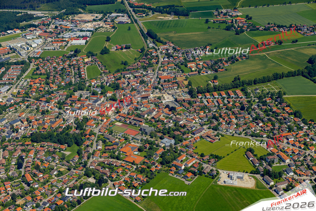 Aktuelles Luftbild von  Holzkirchen - Die Luftaufnahme wurde 2022 mittels UL-Flugzeug erstellt ( keine Drohne ) - hochauflösende Kamera-Systeme von  Canon -Beste Qualität - Für grossformatige Ausdrucke geeignet. Die Geschenkidee !