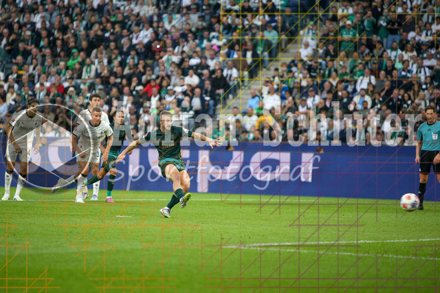Borussia Mönchengladbach vs SV Werder Bremen - Bundesliga  | Mönchengladbach, Deutschland, 14.09.25:   Romano Schmid (SV Werder Bremen) erzielt das Tor zum 0:3 waehrend des Spiels der Bundesliga zwischen Borussia Mönchengladbach vs SV Werder Bremen im Stadion im Borussia Park(Foto von Brauer-Fotoagentur / Adrian Schlueter)