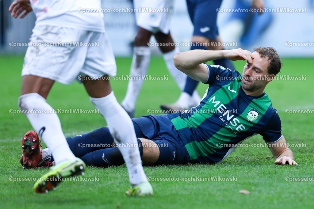 xKWIx06122501042 | 06.12.2025, xKWIx, Fußball, Regionalliga West, FC Gütersloh - RW Oberhausen, Ohlendorf Stadion im Heidewald: Julius Langfeld (FC Gütersloh #10) fasst sich nach verpasstem Schuss an den Kopf und kann es nicht fassen Photo: xKamilxWilkowskixPressefotoKochx