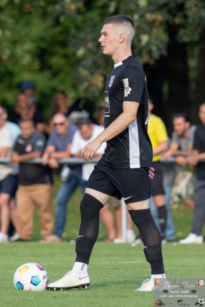 Hessenliga: Türk Gücü Friedberg - FC Eddersheim, 09.08.2024 | Simon Lüders (FC Eddersheim #22) am Ball, Freisteller, Portrait / Porträt, Türk Gücü Friedberg - FC Eddersheim, Friedberg, Städtischer Sportplatz, 9.8.2024 - Realisiert mit Pictrs.com