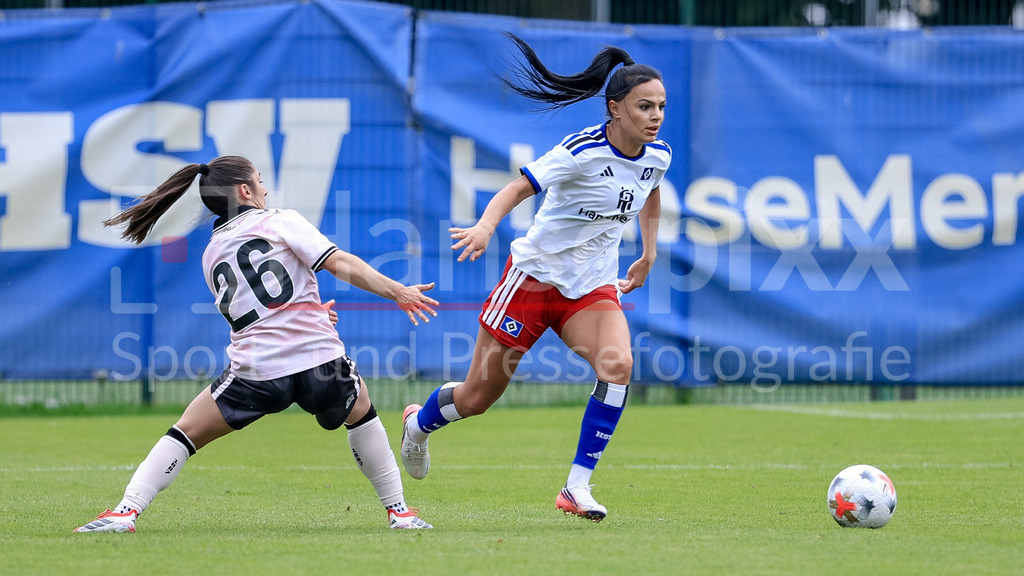 Fussball, Testspiel Frauen, Hamburger SV - Odense BK | v.li.: Emma Ilijoski (Odense BK, 26) und Nigar Mirzaliyeva (Hamburger SV, HSV, 4) im Zweikampf, Duell, Dynamik, Aktion, Action, Spielszene