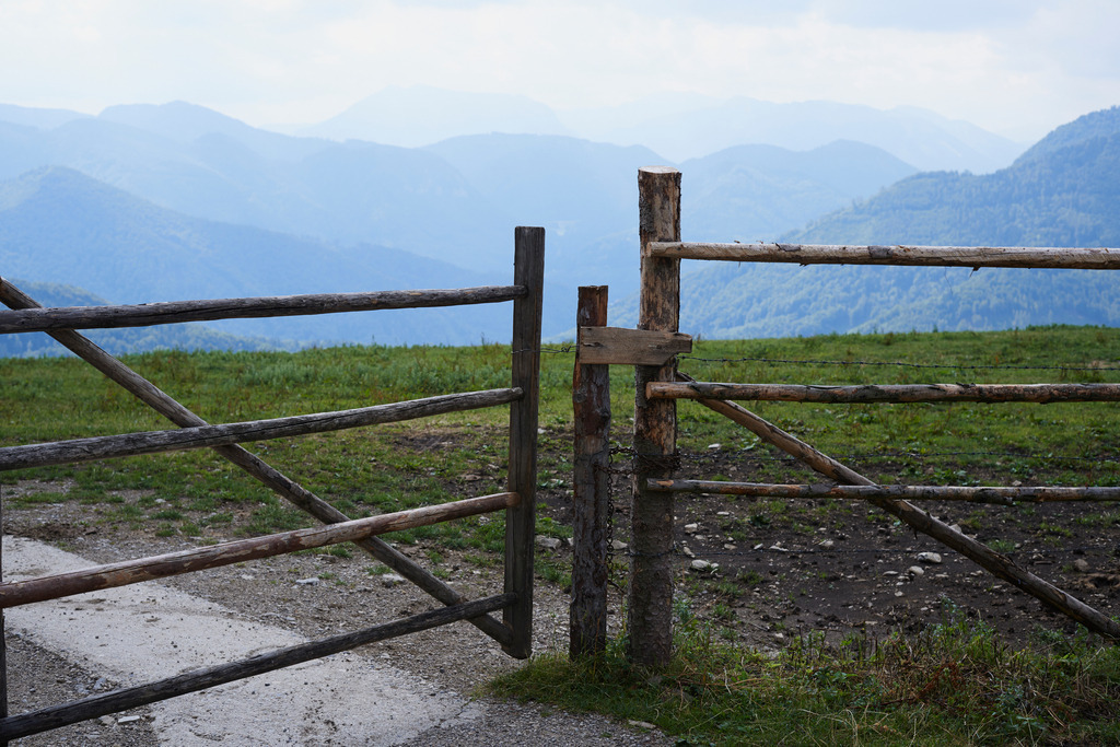 Weidezaun mit Tor | Reinsberg, Austria - August 14, 2013: Weidezaun mit Tor. - Realisiert mit Pictrs.com