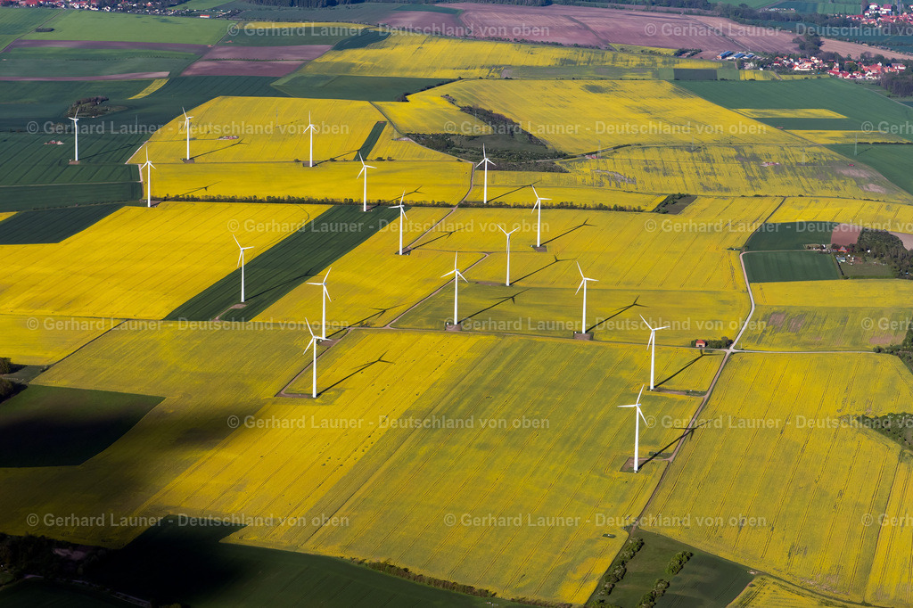 4026061 | KERSPLEBEN 06.05.2020 Windenergieanlagen ( WEA ) mit Windkraftanlagen in gelber Rapsblüte auf einem Feld in Kerspleben im Bundesland Thüringen, Deutschland. // Wind turbine windmills on a field in Kerspleben in the state Thuringia, Germany. Foto: Gerhard Launer