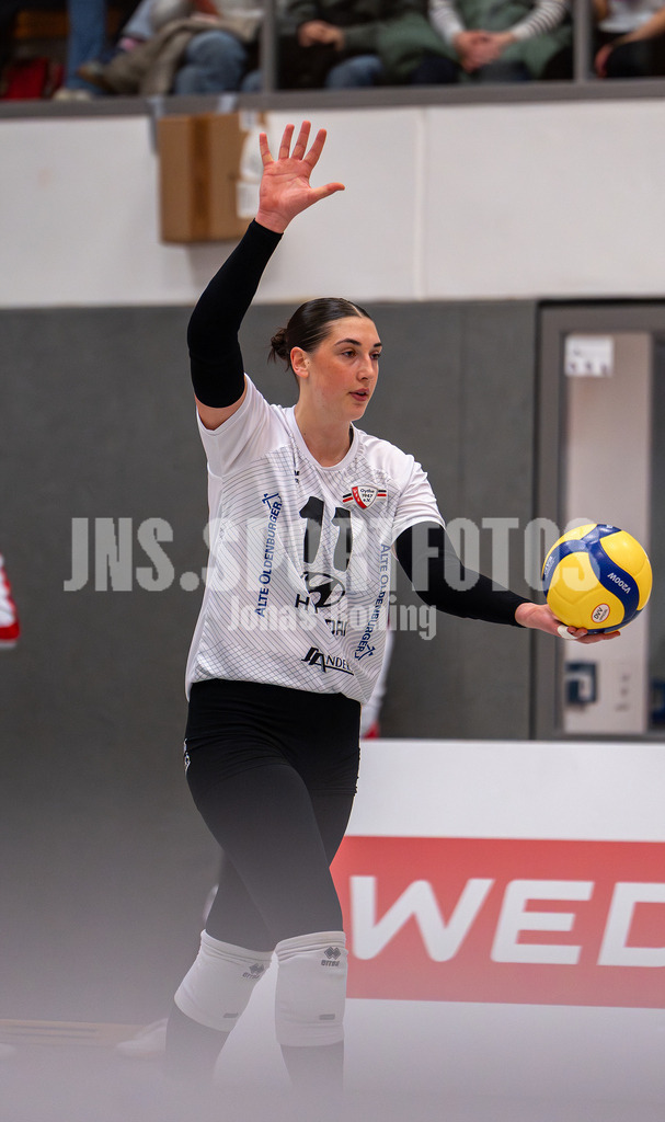 Volleyball I Frauen I Saison 2025-2026 I 2 Bundesliga Pro I 17. Spieltag VFL Oythe - VC Stralsund I 1515 | Jacklyn Simms (11,VFL Oythe)  - Realisiert mit Pictrs.com