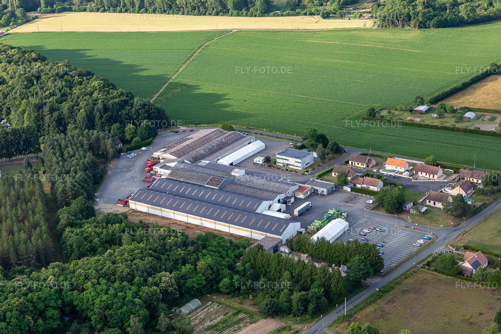 Luftbild: Métaseval in Semur-en-Vallon im Bundesland Sarthe in Frankreich. – Foto: IMG_132407.jpg vom 14.06.2022 durch Werner Riehm/FLY-FOTO.de – Auflösung des Originals: 5472 x 3648 px – WWW.GROUPE-EMI.FR