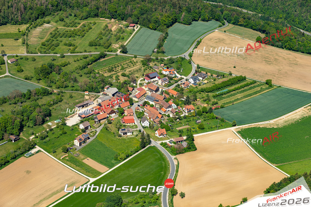 Die Luftbildaufnahme Wohlmannsgesees - Wiesenttal wurde 2020 mittels Flugzeug (keine Drohne) erstellt. Perfekte Schärfe und Druck- Ergebnisse- Garantiert!