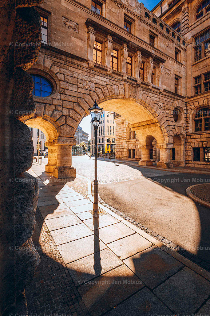 Neue Rathaus Leipzig | Das Neue Rathaus Leipzig beeindruckt mit monumentaler Architektur, historischem Flair und zentraler Lage. Es zählt zu den markantesten Wahrzeichen der Stadt und ist ein beliebter Fotospot - Realisiert mit Pictrs.com