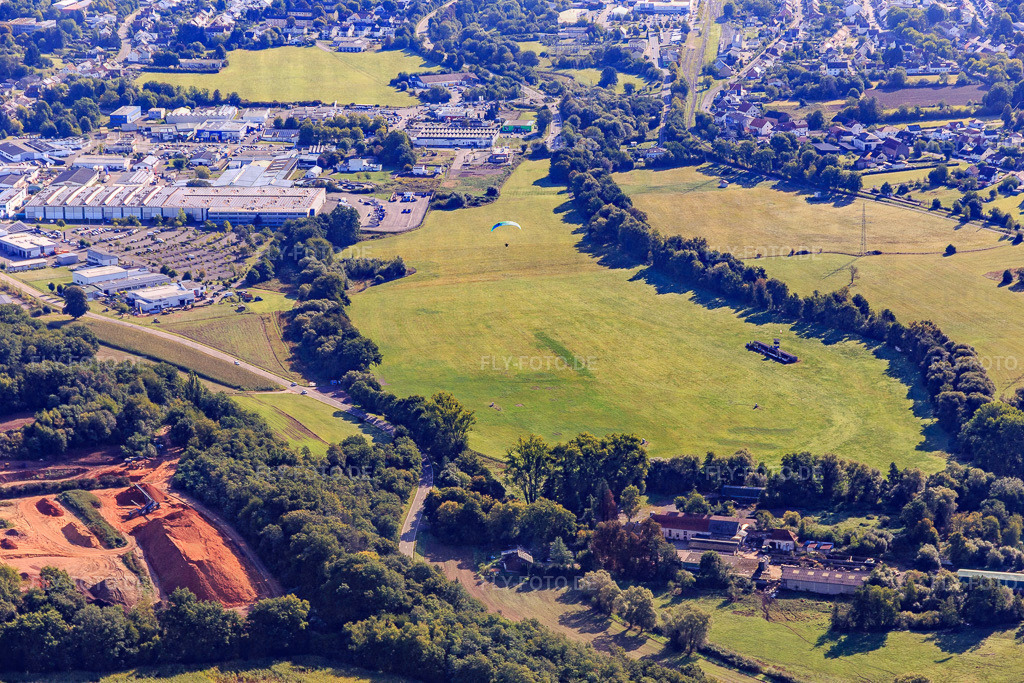 UL-Flugplatz Lebach auf dem Eventgelände La Motte | Luftbild: UL-Flugplatz Lebach auf dem Eventgelände La Motte in Lebach im Bundesland Saarland in Deutschland. Foto: IMG_149775.jpg vom 06.09.2025 durch Werner Riehm/FLY-FOTO.de - Realisiert mit Pictrs.com