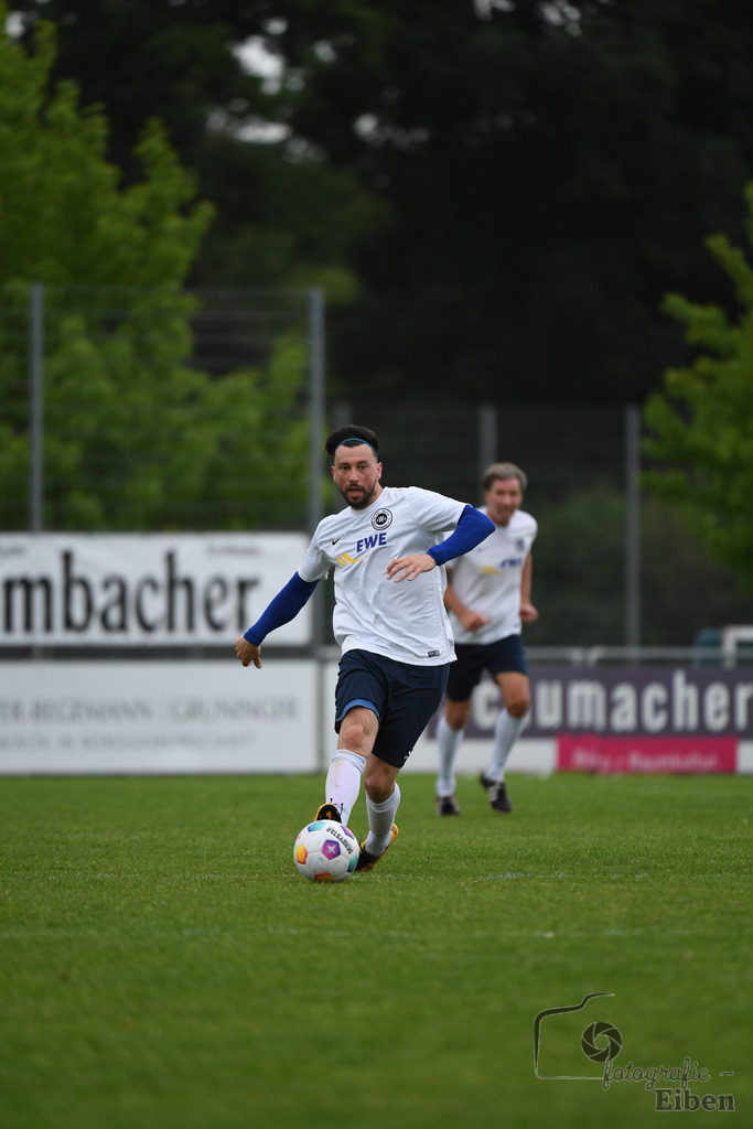 SV Brake Ü40-BW Bümmerstede (Ü40) | Kreispokal Finale Jade-Weser-Hunte Ü40; SV Brake Ü40 (rot)-BW Bümmerstede Ü40 (weiß) am 15.06.2025 in Rastede (Sportanlage Köttersweg), Photo: Philip Eiben 2025 - Realisiert mit Pictrs.com