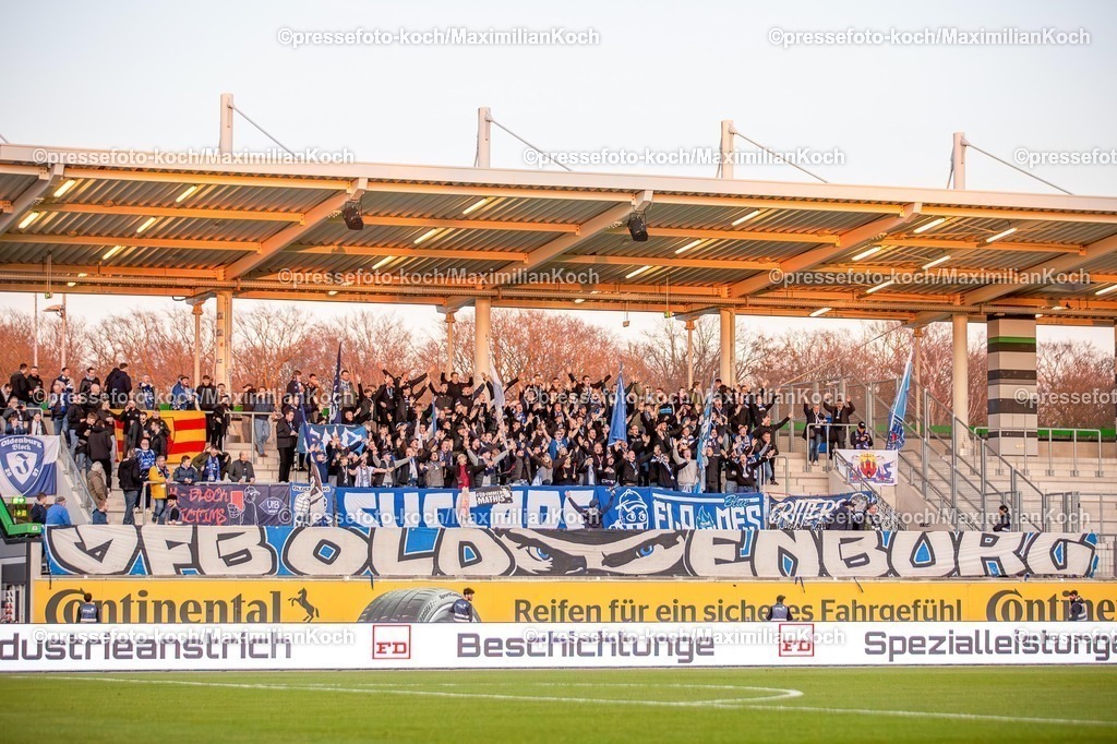 xKWIx20032601003 | 20.03.2026, xKWIx, Fußball, Regionalliga Nord, Herren, Saison 2025 / 2026, Hannover 96 II - VfB Oldenburg, Eilenriedestadion: Gästefans aus Oldenburg im Gästeblock bei Sonnenuntergang xKamilxWilkowskixPressefotoKochx