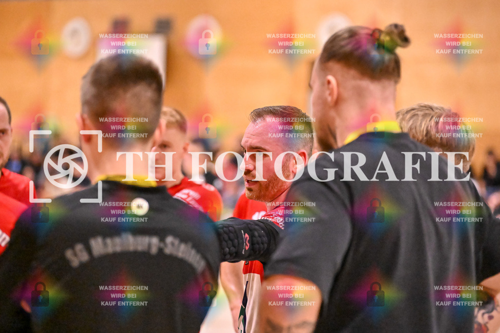 GER, SG Maulburg/Steinen - HSG Dreiland, Handball, Landesliga Suedbaden, 4. Spieltag, Saison 2024/2025, 12.10.2024 | Andre Leuchtmann (SG Maulburg/Steinen, #13) im Kreis seiner Spieler mit Ansage.GER, SG Maulburg/Steinen - HSG Dreiland, Handball, Landesliga Suedbaden, 4. Spieltag, Saison 2024/2025, 12.10.2024Foto: TH Fotografie/Thomas Hess