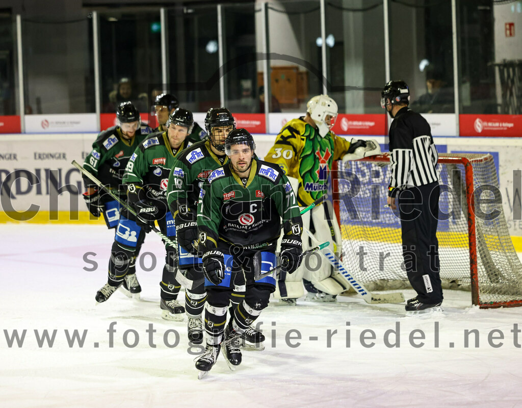 2022-12-16_134_TSV_Erding_gegen_EC_Pfaffenhofen | Erding, Deutschland, 16.12.2022:
Eishockey, Bayernliga 2022 / 2023, 21. Spieltag, TSV Erding gegen EC Pfaffenhofen, Endergebnis: 14:1

Thomas Plihal (Erding Gladiators, #39), Daniel Krzizok (Erding Gladiators, #18), Philipp Michl (Erding Gladiators, #77)

Foto: Christian Riedel / fotografie-riedel.net