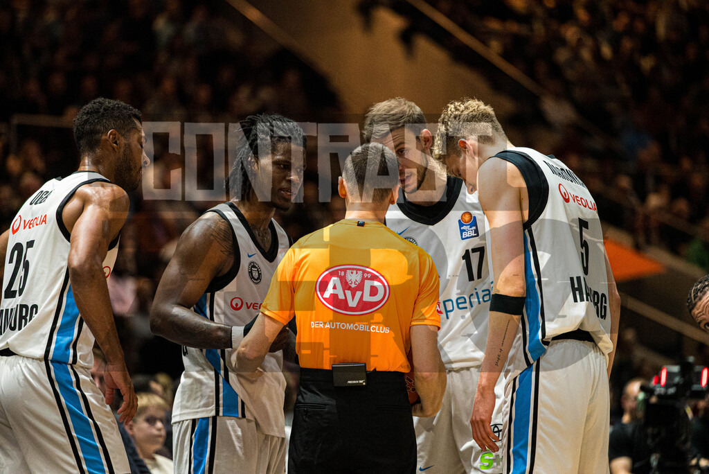 Basketball I Herren I Bundesliga I Saison 2025/2026 I 7. Spieltag I Basketball Löwen Braunschweig - Veolia Towers Hamburg | Mannschaft der Veolia Towers Hamburg diskutiert mit dem Schiedsrichter - Realisiert mit Pictrs.com