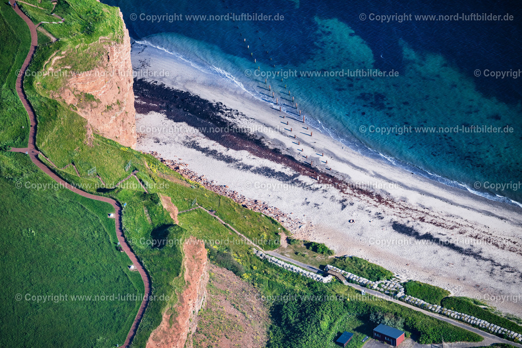 Helgoland_Treppe_Oberland_An_Den_Nordstrand_ELS_2444100623 | HELGOLAND 10.06.2023 Sandstrand- Landschaft " Nordstrand " bei der Ehemalige Lorenbahn in Helgoland im Bundesland Schleswig-Holstein, Deutschland. // Sandy beach landscape "Nordstrand" at the former Lorenbahn in Heligoland in the state Schleswig-Holstein, Germany. Foto: Martin Elsen