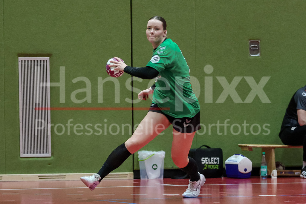 Handball, 2. Bundesliga Frauen, SV Werder Bremen - HL Buchholz 08-Rosengarten | v.li.: Mathilda Häberle (SV Werder Bremen, 19) Freisteller am Ball, Einzelfoto, Spielszene, Aktion, Action