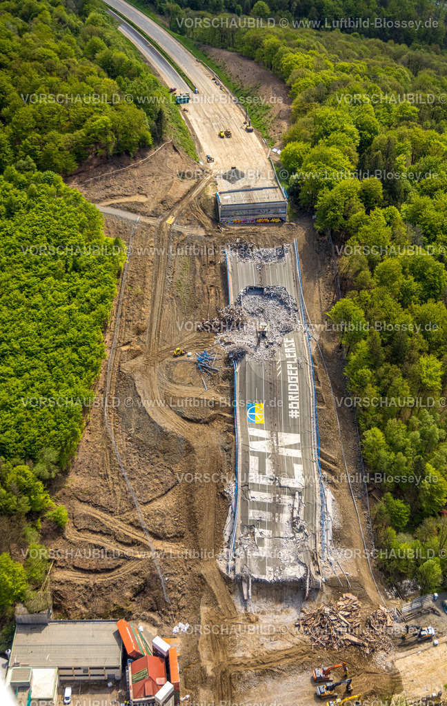 Luedenscheid230501408Rahmedebruecke | Luftbild, gesprengte Autobahnbrücke Rahmede bei Lüdenscheid, Aufräumarbeiten und Schadensermittlung, Lüdenscheid, Sauerland, Nordrhein-Westfalen, Deutschland