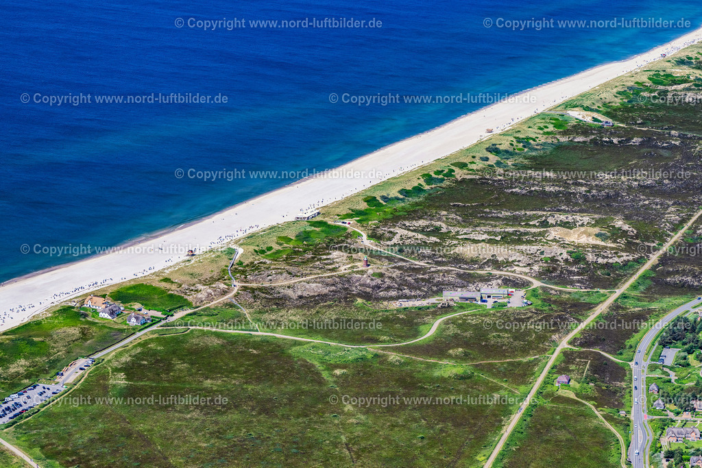 Sylt_Kampen_Strand_ELS_5362130625 | KAMPEN (SYLT) 13.06.2025 Sandstrand- Landschaft und Dünen- Schutzwall entlang des Küsten- Verlaufes in Kampen (Sylt) auf der Insel Sylt im Bundesland Schleswig-Holstein, Deutschland. // Sandy beach and dune landscape in Kampen (Sylt) at the island Sylt in the state Schleswig-Holstein, Germany. Foto: Martin Elsen