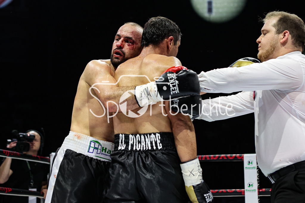 Profi - Box - Gala / Main Event | Shefat ISUFI (Schwarz Weisse Hose) im WBF Titelkampf gegen Hernan David PEREZ (Schwarze Hose)