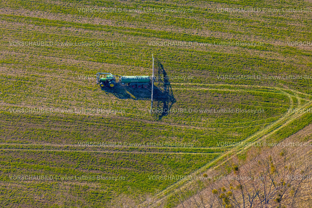 Soest250306269 | Luftbild, Traktor und landwirtschaftliche Sprüh-Maschine auf einem Feld, Paradiese, Soest, Soester Börde, Nordrhein-Westfalen, Deutschland