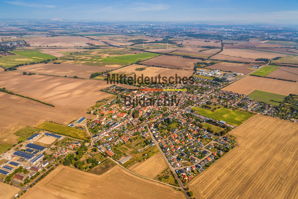 11_Hohendodeleben-1972 | Diese Luftaufnahme zeigt einen Ort im Landkreis Börde aus der Vogelperspektive. Das Bild entstand aus einem Tragschrauber und vermittelt einen eindrucksvollen Überblick über die Siedlungsstruktur, die umgebende Landschaft und die charakteristischen Merkmale des Ortes. Die Aufnahme dokumentiert Architektur, Straßenverläufe und Grünflächen aus einer außergewöhnlichen Perspektive und ist Teil des Mitteldeutschen Bildarchivs von Luftbildfotograf Steffen Lehmann. - Realisiert mit Pictrs.com