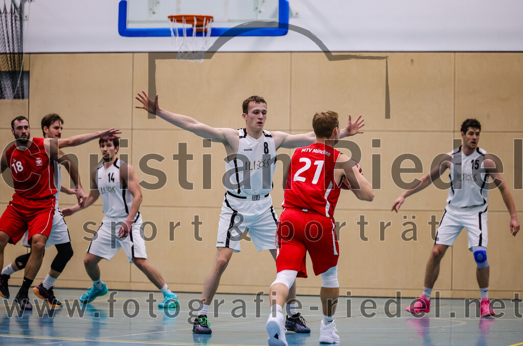 2025-12-06_037_TSV_Vaterstetten_gegen_MTV_1879_Muenchen | Vaterstetten, Deutschland, 06.12.2025:Basketball, 2. Regionalliga Süd 2025 / 2026, 9. Spieltag, TSV Vaterstetten gegen MTV 1879 München, Endergebnis: 58:83Tom Hedden (TSV Vaterstetten, #8), Peter Hendron (MTV 1879 München, #21)Foto: Christian Riedel / fotografie-riedel.net