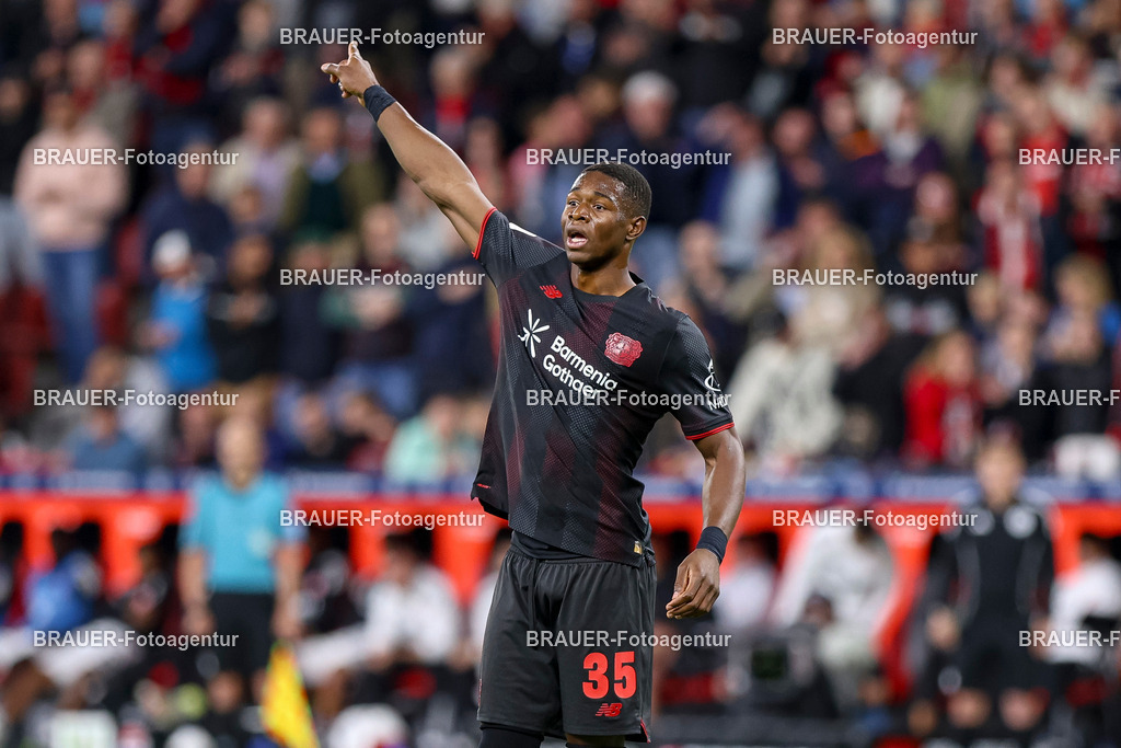 Bayer 04 Leverkusen vs Eintracht Frankfurt - Bundesliga  | Leverkusen, Deutschland, 12.09.25:   Christian Michel Kofane (Bayer 04 Leverkusen) gestikuliert, Gestik nach obenwaehrend des Spiels der Bundesliga zwischen  Bayer 04 Leverkusen vs Eintracht Frankfurt in der BayArena(Foto von Brauer-Fotoagentur / Adrian Schlueter)