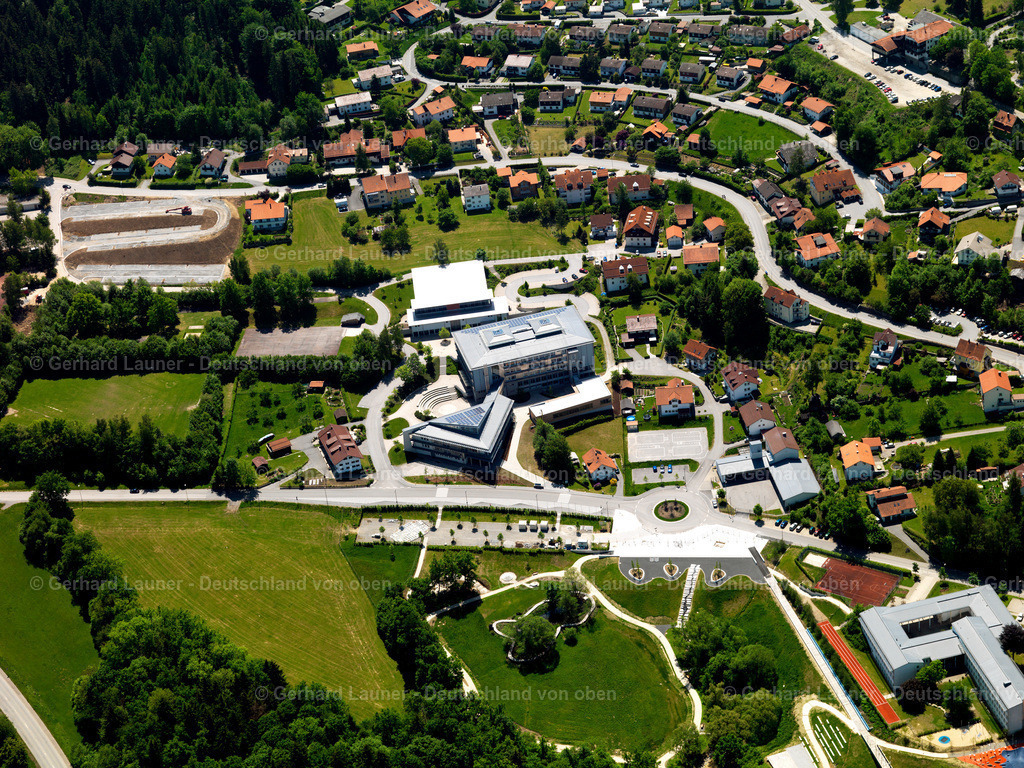 2724101 | WALDKIRCHEN 19.05.2007 Schulgebäude der Schulen Maria-Ward Grundschule und Johannes-Gutenberg-Gymnasium am Serverin-Freund-Platz in Waldkirchen im Bundesland Bayern, Deutschland. Weiterführende Informationen bei: Johannes-Gutenberg-Gymnasium Waldkirchen. // School building of the schools Maria-Ward Grundschule and Johannes-Gutenberg-Gymnasium on Serverin-Freund-Platz in Waldkirchen in the state Bavaria, Germany. Further information at: Johannes-Gutenberg-Gymnasium Waldkirchen. Foto: Gerhard Launer