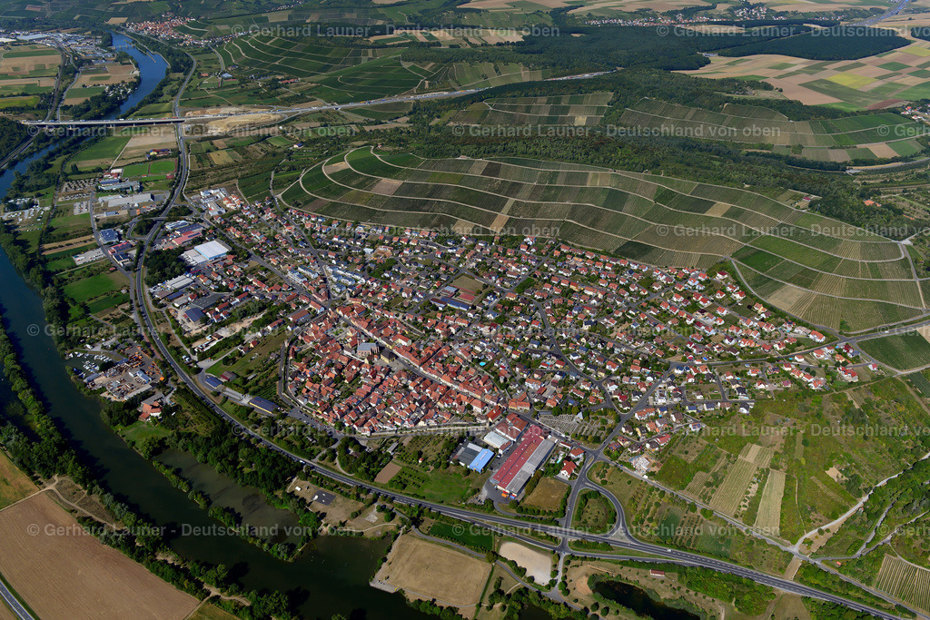3650326 | Eibelstadt 31.08.2016 Stadtgebiet mit Außenbezirken und Innenstadtbereich am Rand von landwirtschaftlichen Feldern und Ackerflächen in Eibelstadt im Bundesland Bayern, Deutschland // Urban area with outskirts and inner city area on the edge of agricultural fields and arable land in Eibelstadtin the state Bavaria, Germany Foto: Gerhard Launer