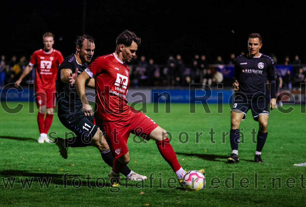 2023-10-27_078_VfB_Hallbergmoos_gegen_FC_Schwaig | Hallbergmoos, Deutschland, 27.10.2023:
Fußball, Landesliga Südost 2023 / 2024, 18. Spieltag, VfB Hallbergmoos gegen FC Schwaig, Endergebnis: 2:3

Markus Straßer (FC Schwaig, #11), Jonas Mayr (VfB Hallbergmoos, #5)

Foto: Christian Riedel / fotografie-riedel.net