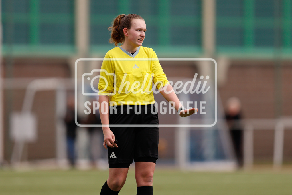 Fußball I Frauen I Saison 2025-2026 I Oberliga Niedersachsen I 16. Spieltag I BW Hollage - TuS Büppel I 15.03.2026-63 | Lena Iburg (Schiedsrichterin) mahnt zur Ruhe. - Realisiert mit Pictrs.com