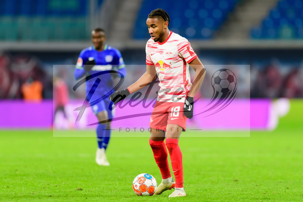 RBLLEV20211128_166 | Fussball, Herren: Christopher Nkunku (RB Leipzig) in Aktion, am Ball, Einzelaktion bei dem Spiel der 1. Bundesliga zwischen RB Leipzig und Bayer 04 Leverkusen in der Red Bull Arena am 28.11.2021 in Leipzig, Deutschland.DFB / DFL REGULATIONS PROHIBIT ANY USE OF PHOTOGRAPHS AS IMAGE SEQUENCES AND/OR QUASI-VIDEO. - Realisiert mit Pictrs.com