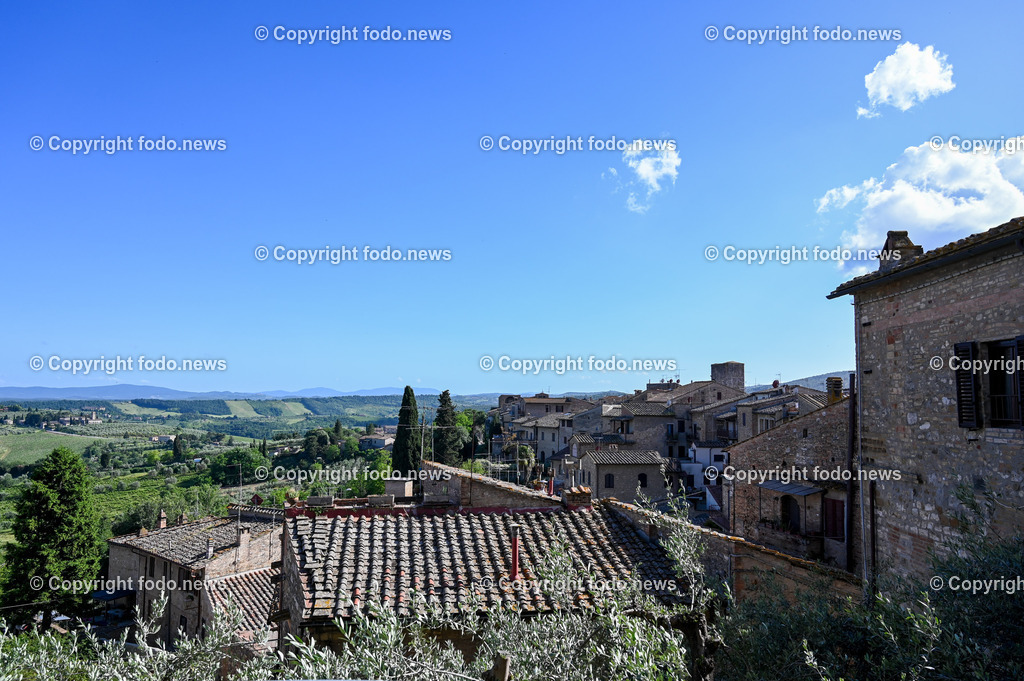 Italien_ Toskana_ San Gimignano_ 31.05.2024-201 | 31.05.2024, Italien, ITA, Toskana, San Gimignano im Bild Stadtansichten Gebäude, Architektur, Touristen, Historisch, Souvenir, Ansichten der berühmten Stadt San Gimignano in der Toskana-Italien - View of the famous town San Gimignano in Tuscany-ItalySan Gimignano ist eine italienische Kleinstadt in der Toskana mit einem mittelalterlichen Stadtkern. San Gimignano wird auch die Stadt der Türme genannt. Die Stadt liegt in der Provinz Siena. Sie gehört neben Florenz, Siena und Pisa zu den von Touristen meist besuchten Zielen in der Toskana.