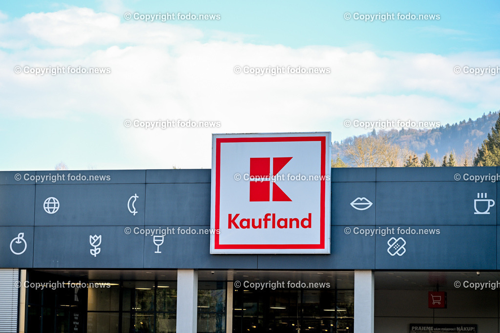 Kaufland_ Lebensmittel_ 28.12.2024-3 | 28.12.2024, Povazska Bystrica, SVK, Kaufland, Lebensmittel, im Bild Kaufland, Lebensmittel, Lebensmittelmarkt, einkaufen, Schild, Leuchtreklame, Werbung, Symbolbild, Feature