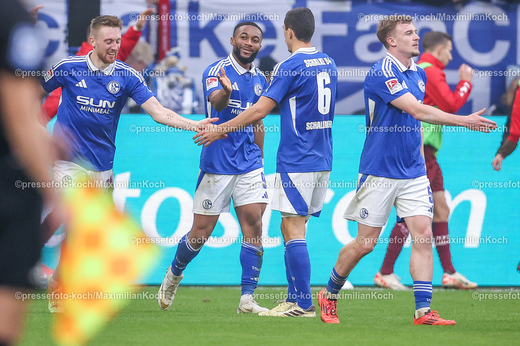 Schalke10112401058 | 10.11.2024, Fußball, FC Schalke 04 - SSV Jahn Regensburg, 2. Fußball Bundesliga, Veltins-Arena Gelsenkirchen, Saison 2024 2025: Torjubel nach dem 2:0 durch Moussa Sylla (S04 #9)DFB regulations prohibit any use of photographs as image sequences and or quasi-video.