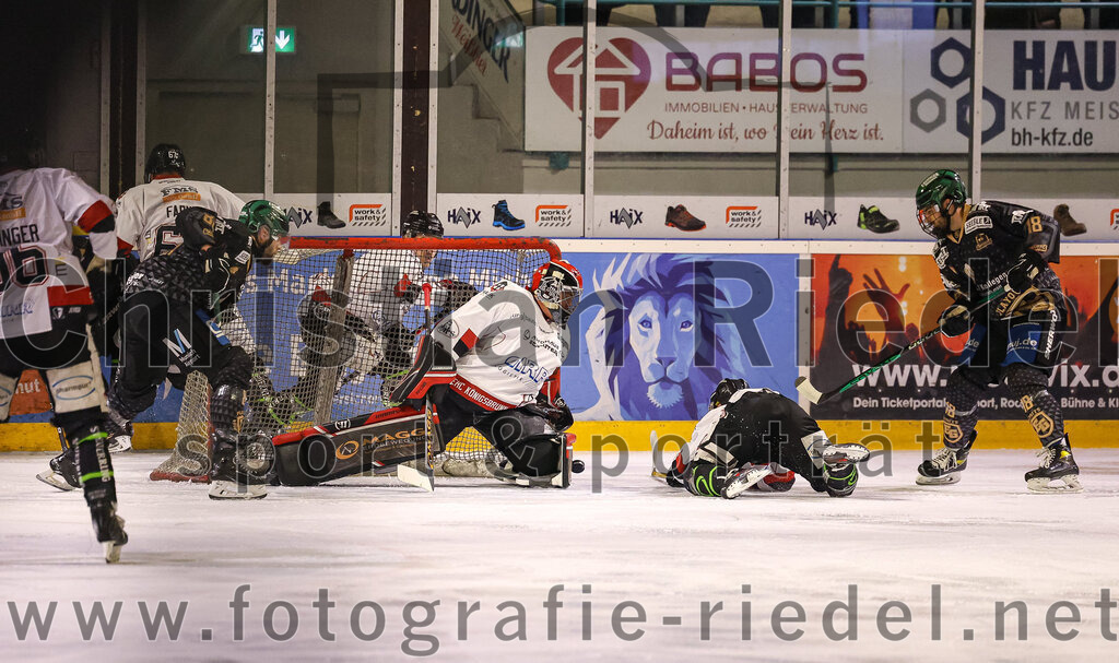 2024-03-08_011_TSV_Erding_gegen_EHC_Koenigsbrunn | Erding, Deutschland, 08.03.2024:
Eishockey, Bayernliga Playoffs 2023 / 2024, 1. Spieltag, TSV Erding gegen EHC Königsbrunn, Endergebnis: 3:0

Michael Trox (Erding Gladiators, #86), Torwart Stefan Vajs (EHC Königsbrunn, #32), Daniel Krzizok (Erding Gladiators, #18)

Foto: Christian Riedel / fotografie-riedel.net