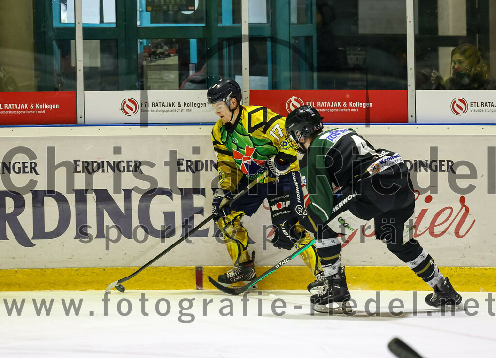 2022-12-16_051_TSV_Erding_gegen_EC_Pfaffenhofen | Erding, Deutschland, 16.12.2022:
Eishockey, Bayernliga 2022 / 2023, 21. Spieltag, TSV Erding gegen EC Pfaffenhofen, Endergebnis: 14:1

Tom Callaghan (EC Pfaffenhofen, #17), Simon Franz (Erding Gladiators, #4)

Foto: Christian Riedel / fotografie-riedel.net
