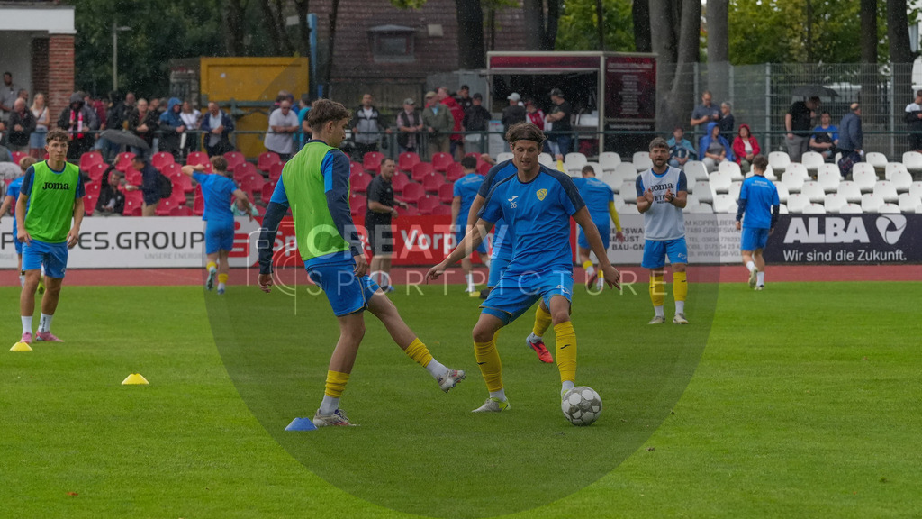 Fußball, Herren, Saison 2025/2026, Regionalliga Nordost, 9. Spieltag, Greifswalder FC vs. FSV 63 Luckenwalde, Sonntag 21.09.2025, Volksstadion Greifswald, | Fußball, Herren, Saison 2025/2026, Regionalliga Nordost, 9. Spieltag, Greifswalder FC vs. FSV 63 Luckenwalde, Sonntag 21.09.2025, Volksstadion Greifswald, Im Bild: Sofiene Jannene (l.) und Phillip König (r.) vom FSV 63 Luckenwalde. - Realisiert mit Pictrs.com