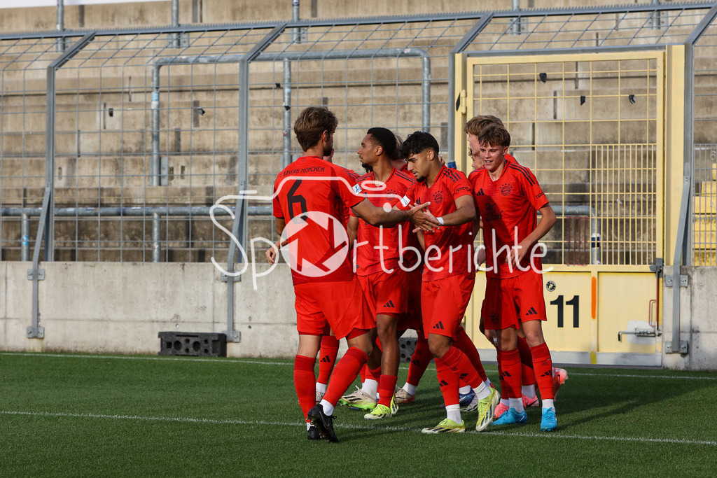 FC Bayern Amateure - SpVgg Bayreuth | Jubel nach dem Tor zum 1-0 durch Timo Kern (FCB #10) / Freude / Happy / Tor / Torschuetze